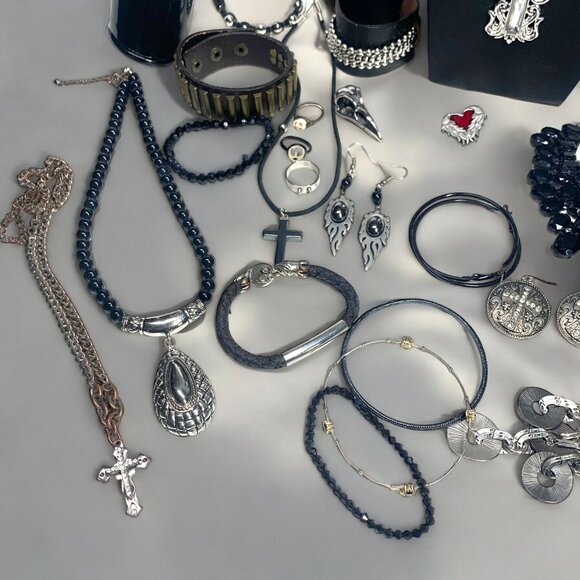 Halloween Themed Jewelry Bundle 30-Piece Set With Necklaces Bracelets Earrings - Picture 5 of 8